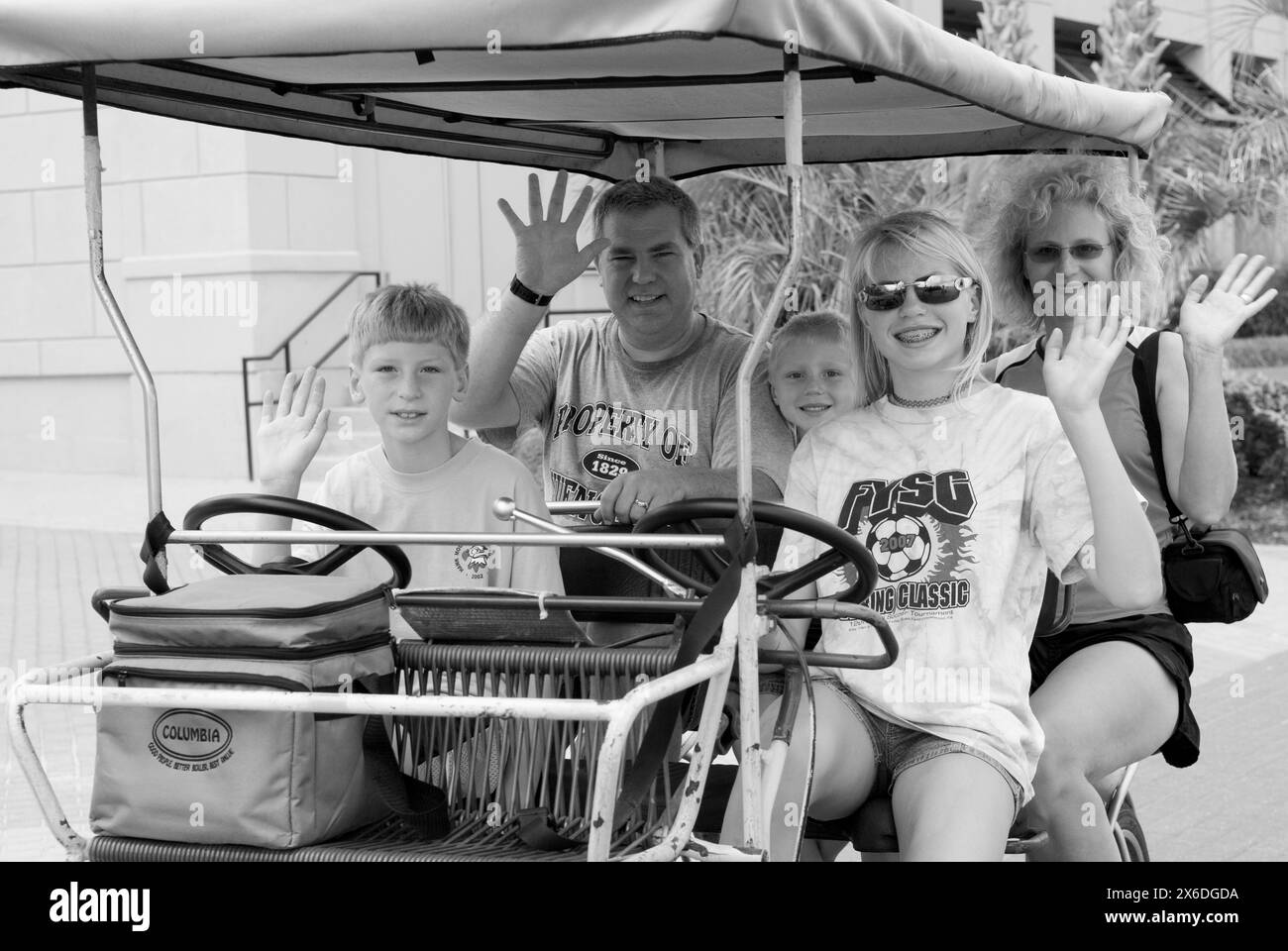 Touristes appréciant un tour sur des vélos de type voiture familiale à Virginia Beach sur Chesapeake Bay, États-Unis. Banque D'Images