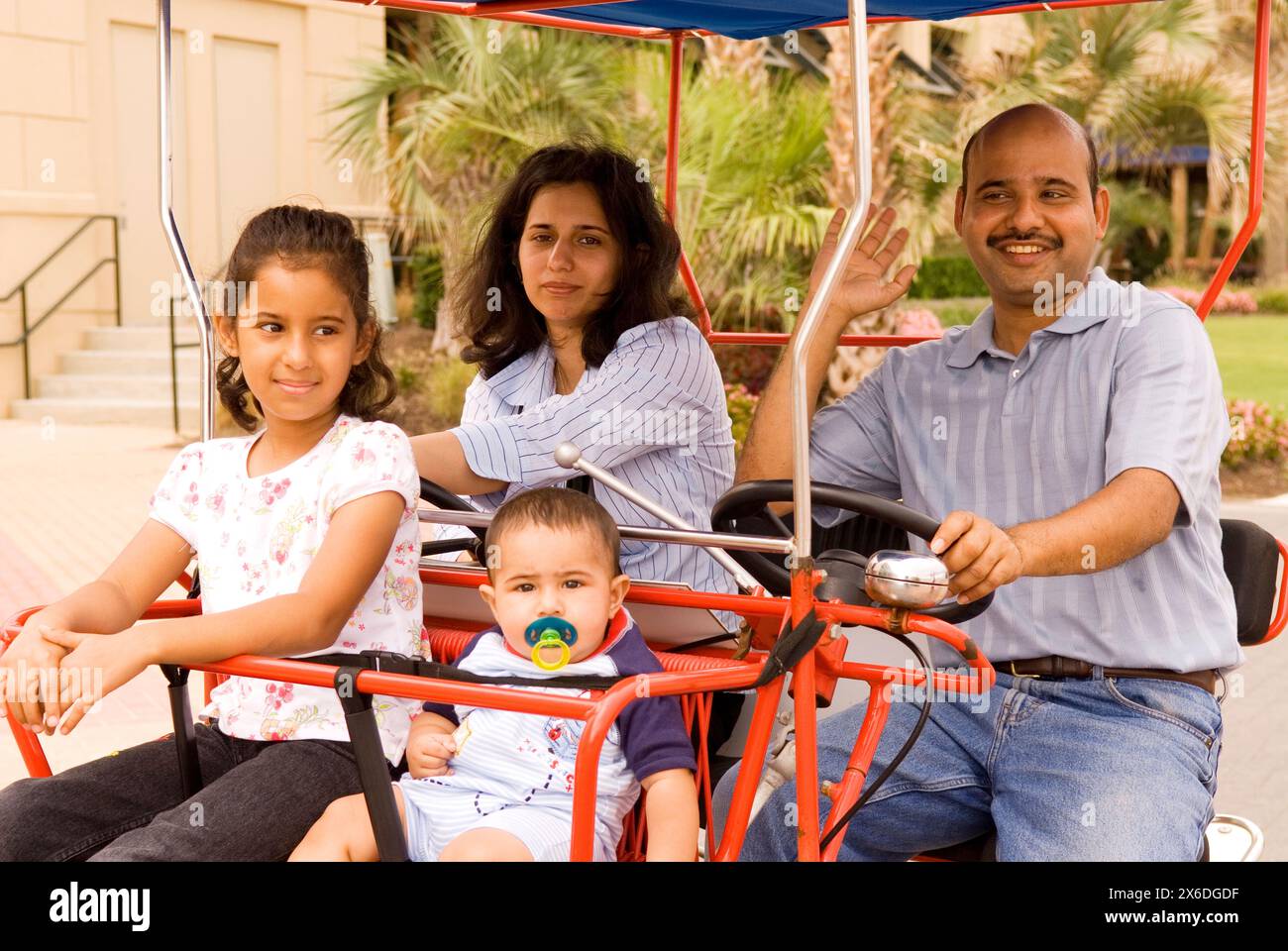 Touristes appréciant un tour sur des vélos de type voiture familiale à Virginia Beach sur Chesapeake Bay, États-Unis. Banque D'Images