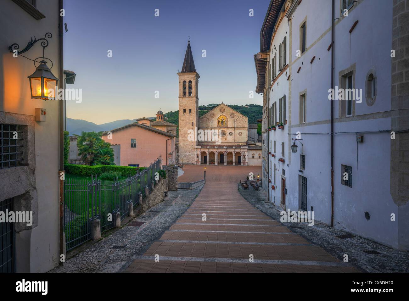 Spoleto, Santa Maria Assunta ou cathédrale Sainte Marie duomo au coucher du soleil. Province de Pérouse, région Ombrie, Italie, Europe. Banque D'Images