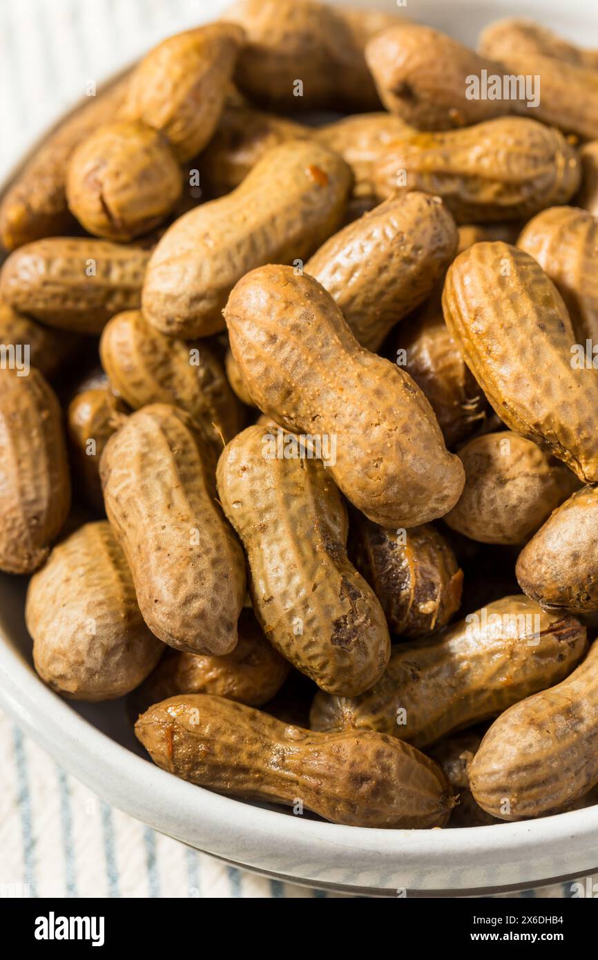Cacahuètes cuites épicées du Sud Cajun pour une collation dans un bol Banque D'Images
