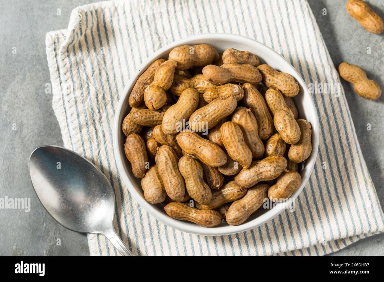 Cacahuètes cuites épicées du Sud Cajun pour une collation dans un bol Banque D'Images