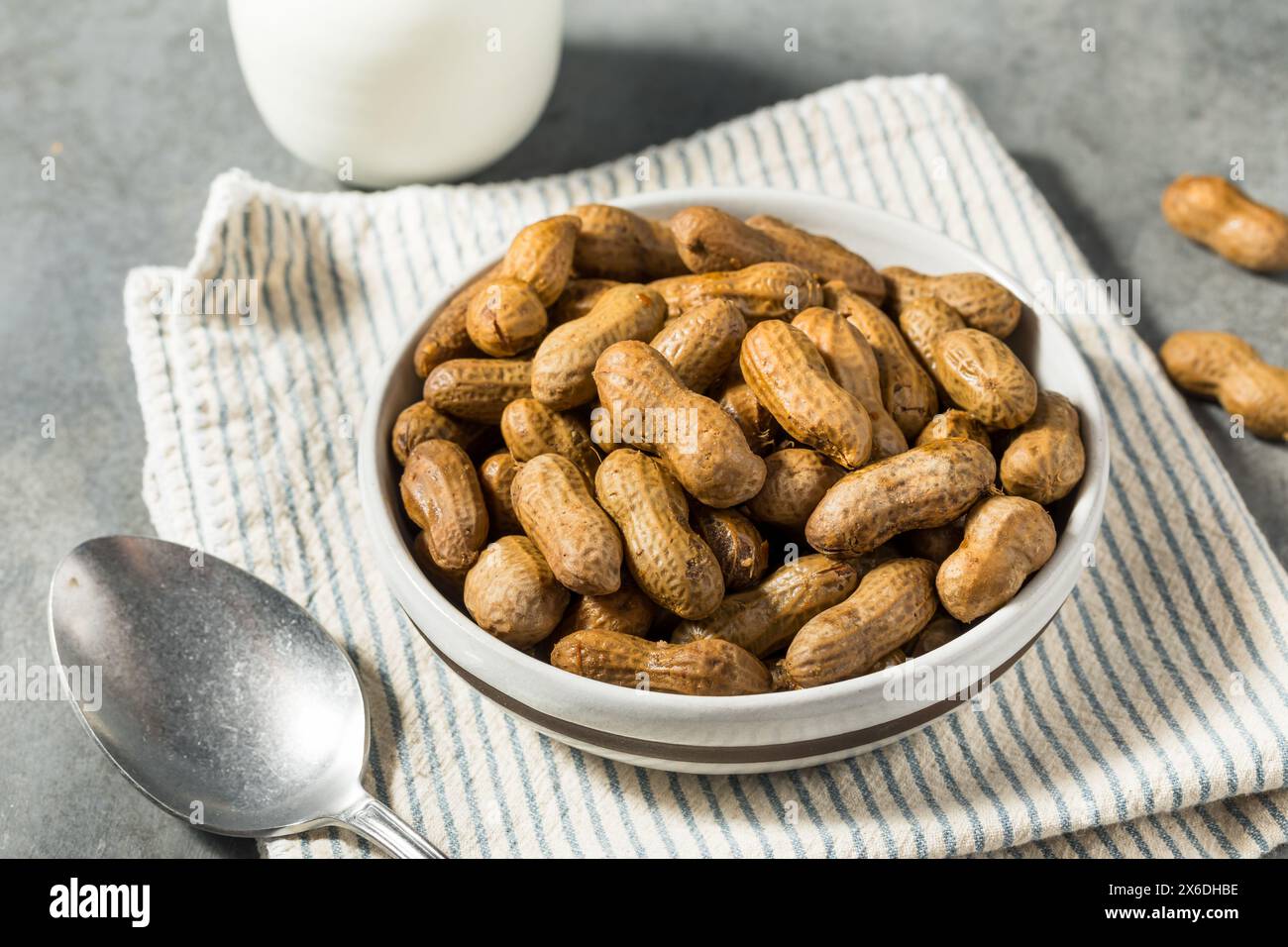 Cacahuètes cuites épicées du Sud Cajun pour une collation dans un bol Banque D'Images