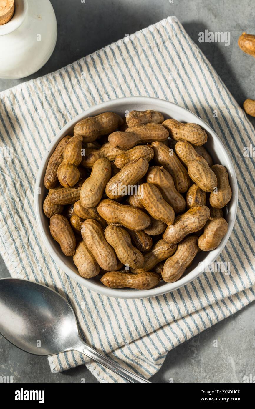 Cacahuètes cuites épicées du Sud Cajun pour une collation dans un bol Banque D'Images