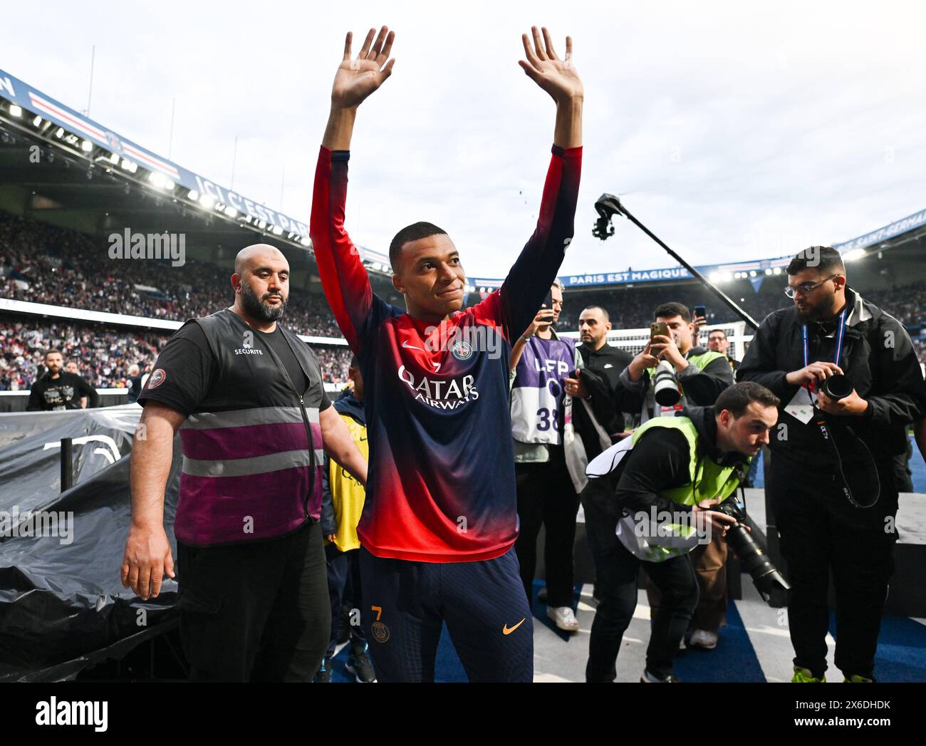 PARIS, FRANCE - 12 MAI : Kylian Mbappe du Paris Saint-Germain applaudit les fans du Paris Saint-Germain lors du match de Ligue 1 Uber Eats entre Paris SAI Banque D'Images