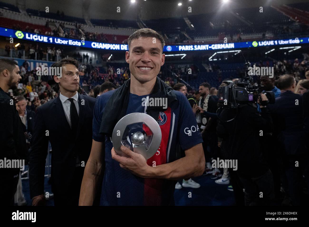 PARIS, FRANCE - 12 MAI : Manuel Ugarte du Paris Saint-Germain célèbre avec un trophée lors du match de Ligue 1 Uber Eats entre le Paris Saint-Germain an Banque D'Images