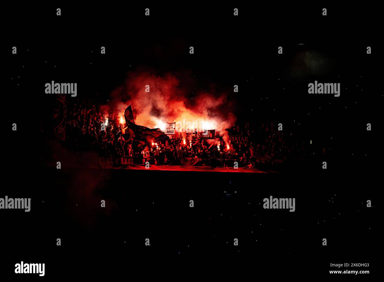 PARIS, FRANCE - 12 MAI : les fans des ultras du PSG mettent en place des fusées après avoir remporté le titre de Ligue 1 française lors du match de Ligue 1 Uber Eats entre le Paris Saint-G. Banque D'Images