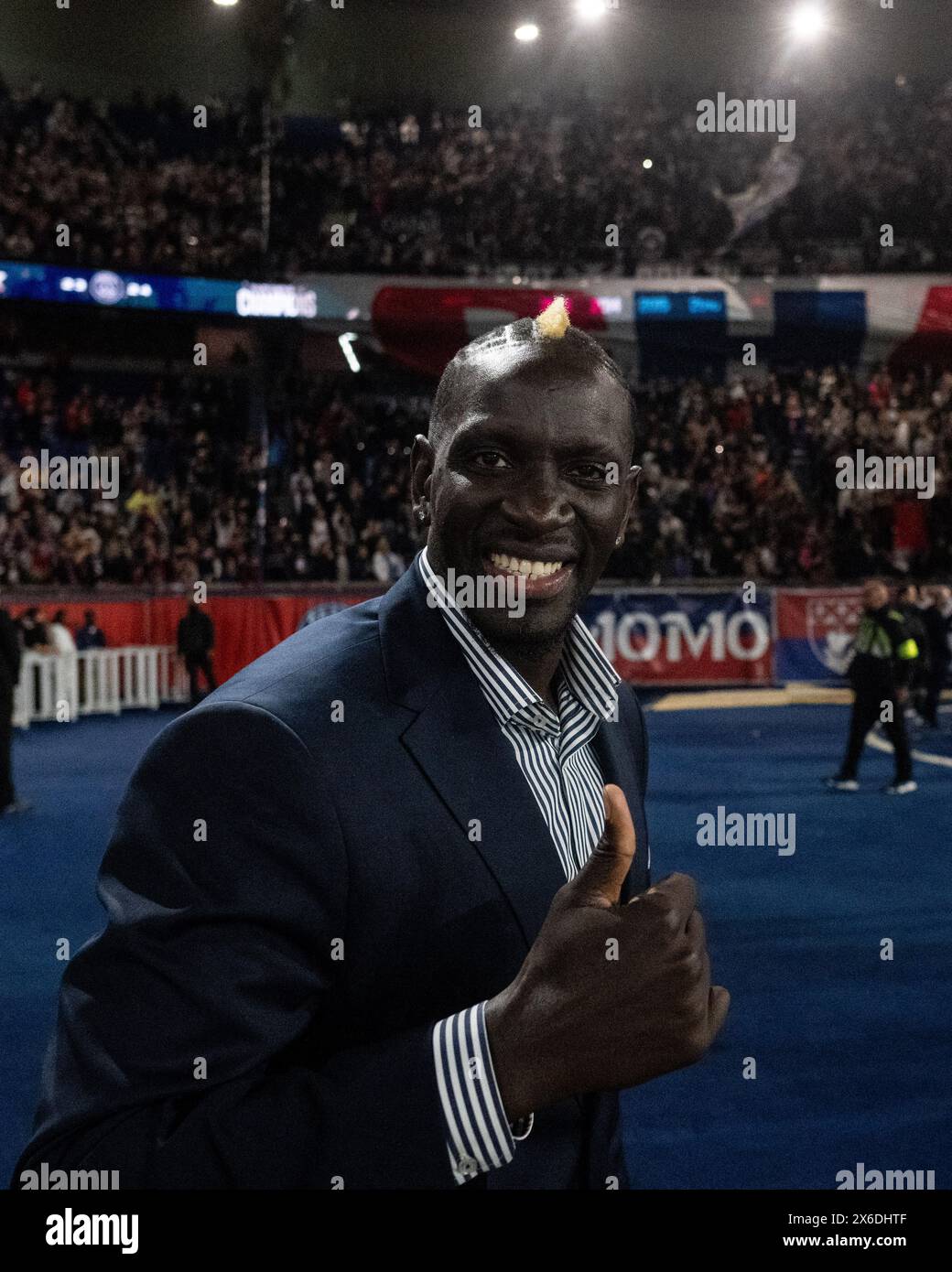 PARIS, FRANCE - 12 MAI : Mammadou Sakho célèbre après avoir remporté le titre de Ligue 1 de France lors du titre de Ligue 1 de France lors de la Ligue 1 Uber Banque D'Images