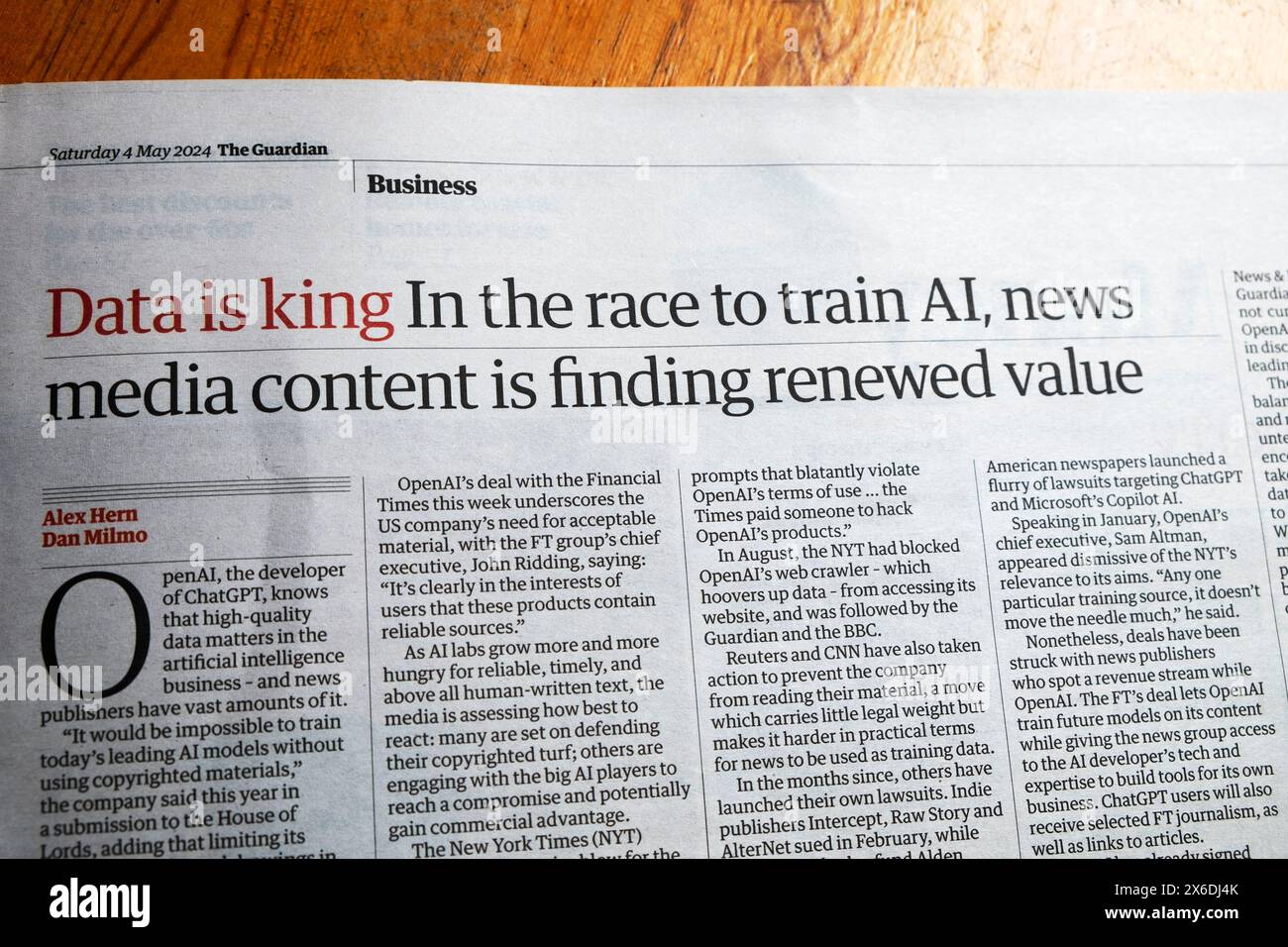 « Les données sont roi dans la course à la formation de l'IA, le contenu des médias d'information trouve une valeur renouvelée » titre du journal Guardian 4 mai 2024 ai article Londres Royaume-Uni Banque D'Images