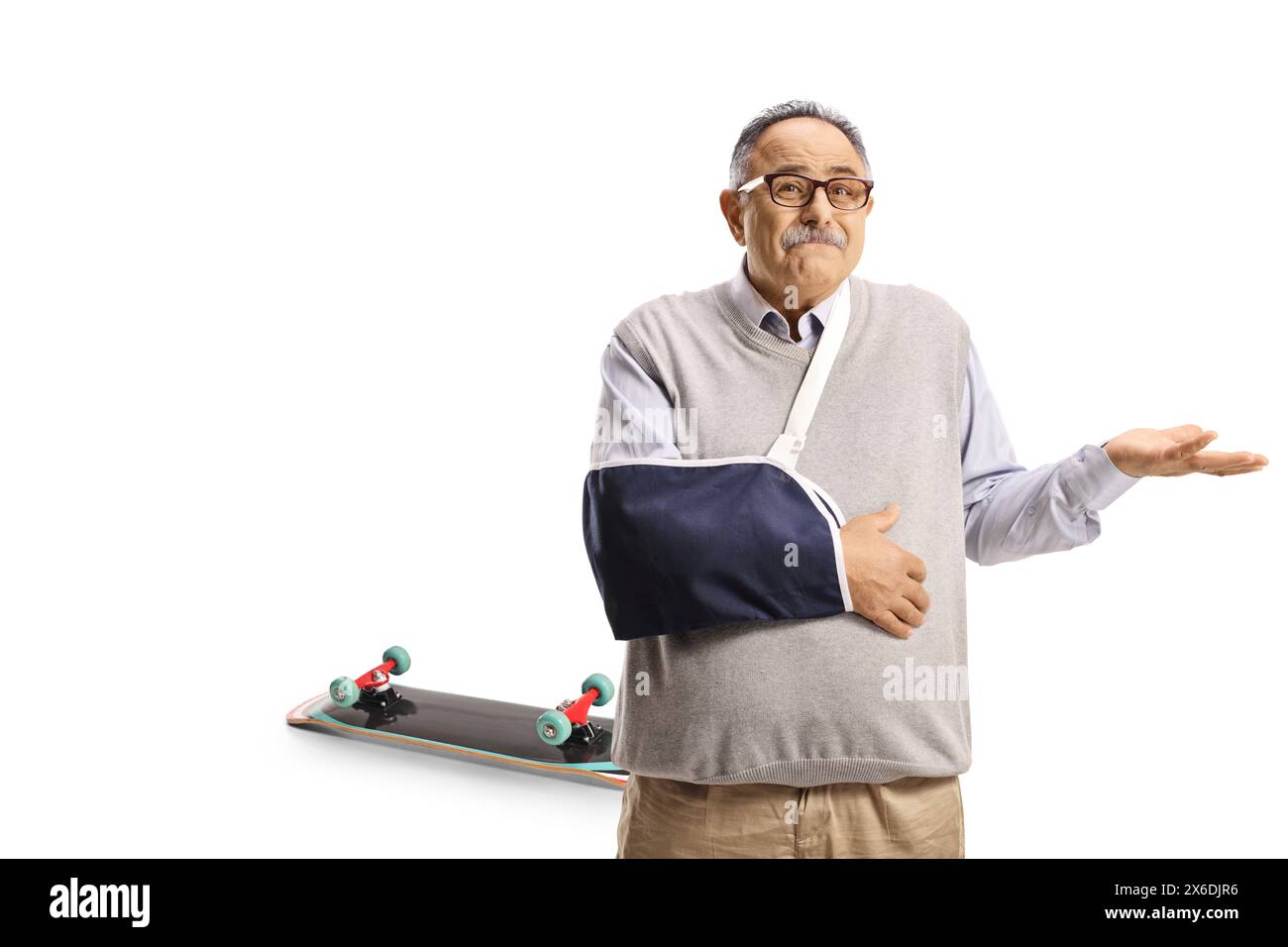 Homme mature déçu avec un bras cassé blessé par une chute de skateboard isolé sur fond blanc Banque D'Images