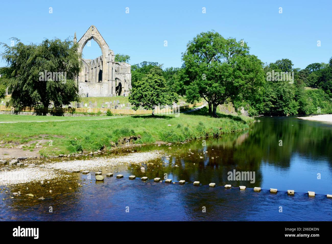 Bolton Abbey et River Wharfe, Wharfedale, près de Skipton, North Yorkshire, Angleterre, ROYAUME-UNI Banque D'Images