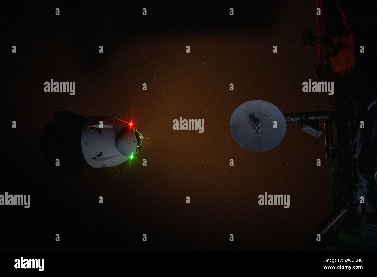 Station spatiale internationale, orbite terrestre. 02 mai 2024. Le vaisseau spatial SpaceX Dragon Endeavour illumine l'obscurité de l'espace alors qu'il recule de sa position d'amarrage sur le module Harmony lors d'un déménagement vers le port orienté vers l'espace de la Station spatiale internationale, le 2 mai 2024, en orbite terrestre. Le navire change de station d'accueil pour faire de la place au vaisseau spatial Boeing Starliner. Crédit : NASA/NASA/Alamy Live News Banque D'Images