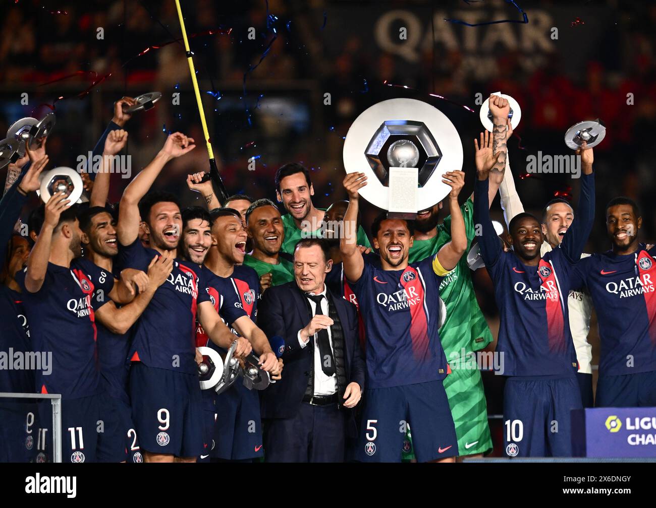 PARIS, FRANCE - 12 MAI : Kylian Mbappe, Marquinhos, Danilo Pereira, Gianluigi Donnarumma, Ousmane Dembele, manuel Ugarte du Paris Saint-Germain sur podi Banque D'Images