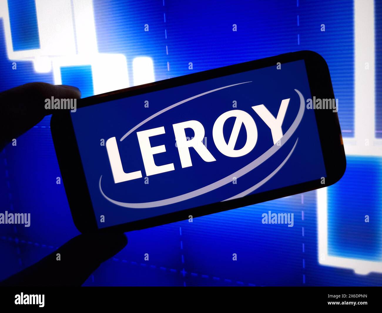 Konskie, Pologne - 13 mai 2024 : logo de la société Leroy Seafood affiché sur le téléphone portable Banque D'Images