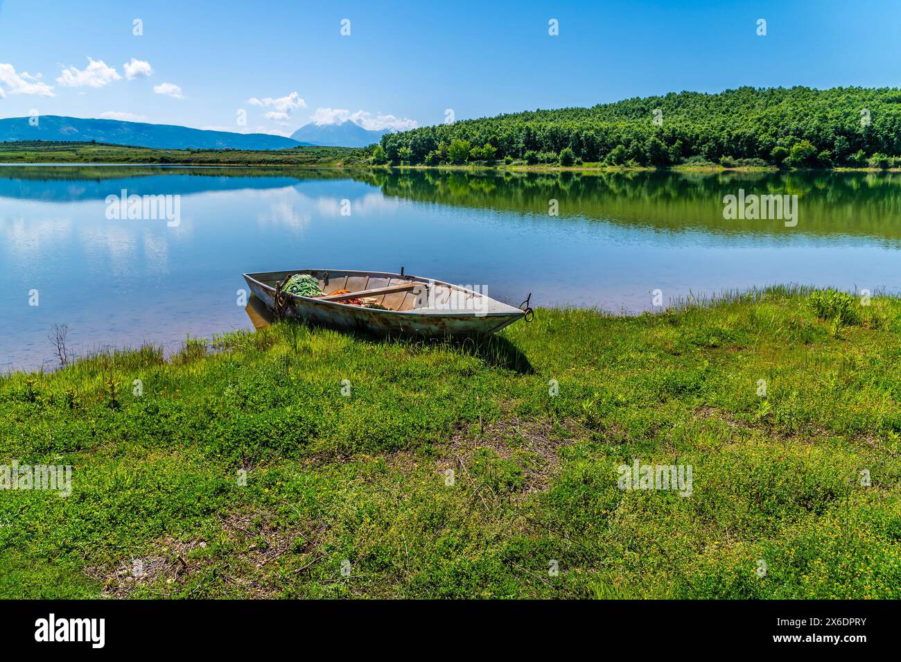 Une vue devant un bateau sur le rivage d'un lac à Belsh Lakes dans le comté d'Albasan, Albanie en été Banque D'Images