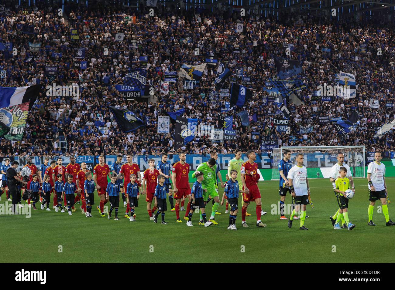 Bergame, Italie. 12 mai 2024. Italie, Bergame, 12 mai 2024 : les équipes entrent sur le terrain et se déplacent sur le terrain central pour la présentation du match pendant le match de football Atalanta BC vs AS Roma, jour 36 Serie A Tim 2023-2024 Gewiss StadiumAtalanta BC vs AS Roma, Lega Calcio Serie A 2023/2024 jour 36 au stade Gewiss (photo de Fabrizio Andrea Bertani/Pacific Press/Sipa USA) crédit : Sipa USA/Alamy Live News Banque D'Images