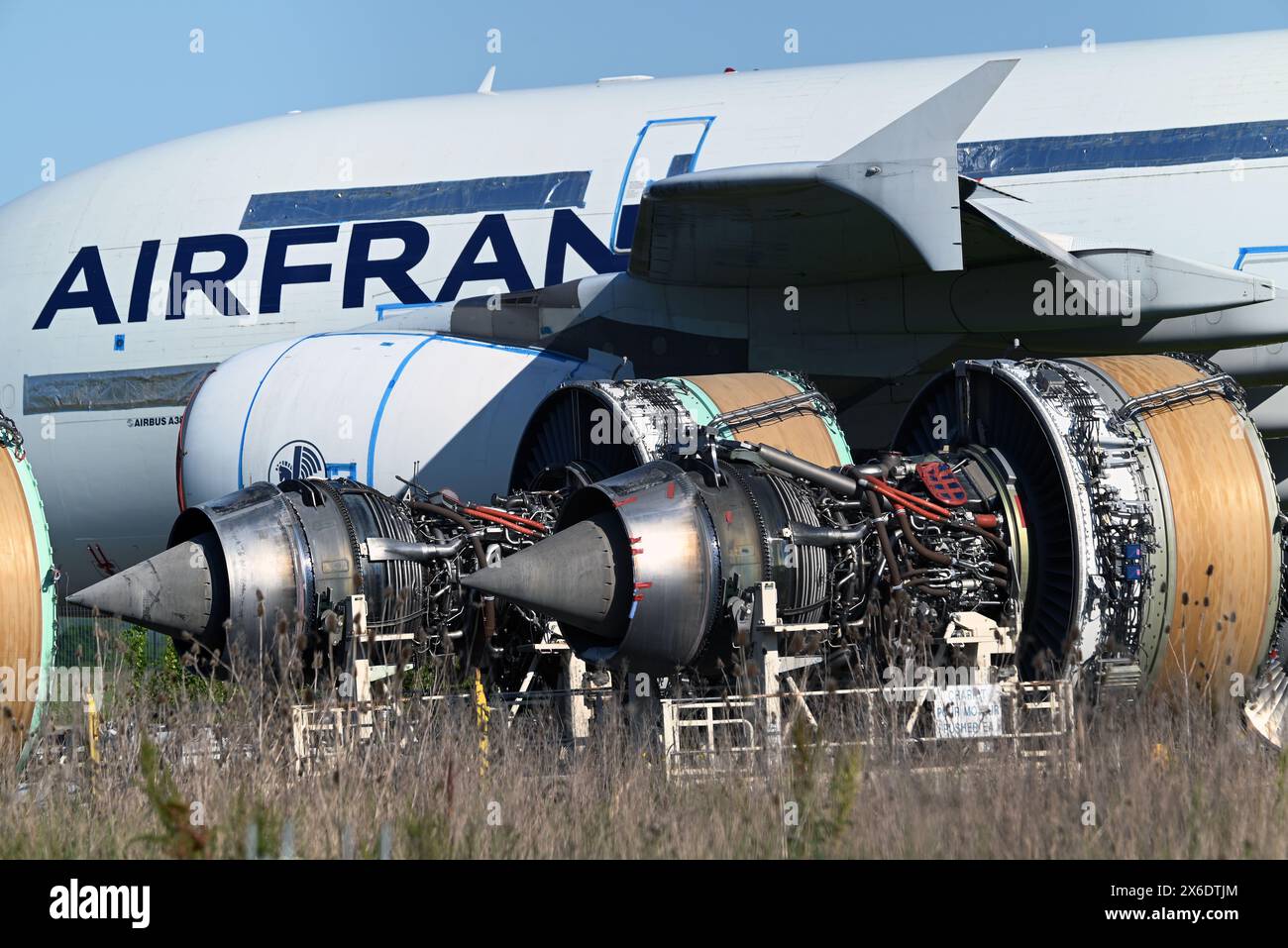 Airbus Widebody A380 sont stationnés sur l'aéroport de Tarbes, dans le sud-ouest de la France. Certains sont stockés, d'autres sont mis au rebut. Banque D'Images