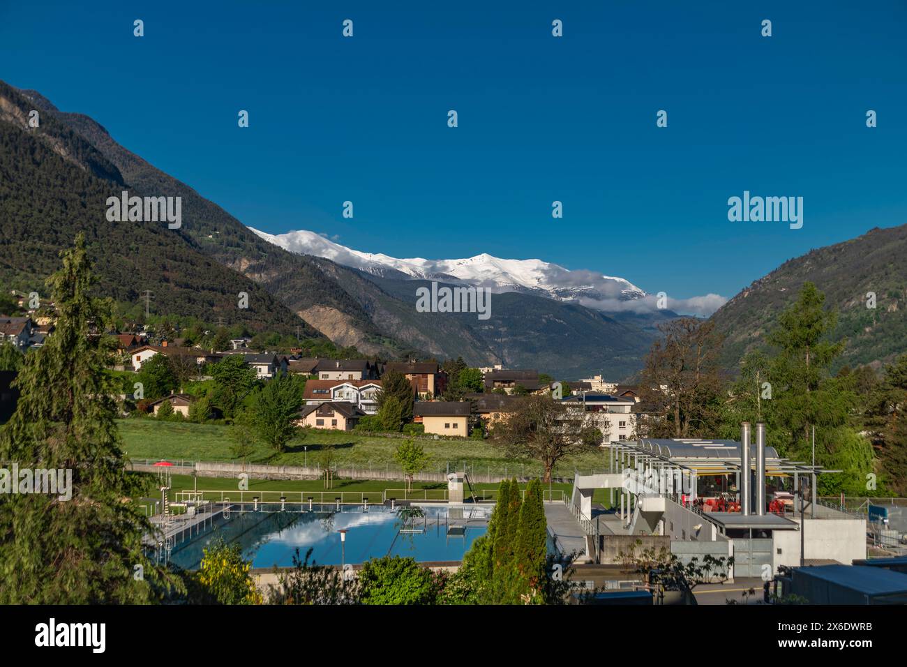 Maisons modernes et anciennes au printemps matin ensoleillé à Brigue Suisse 05 09 2024 Banque D'Images