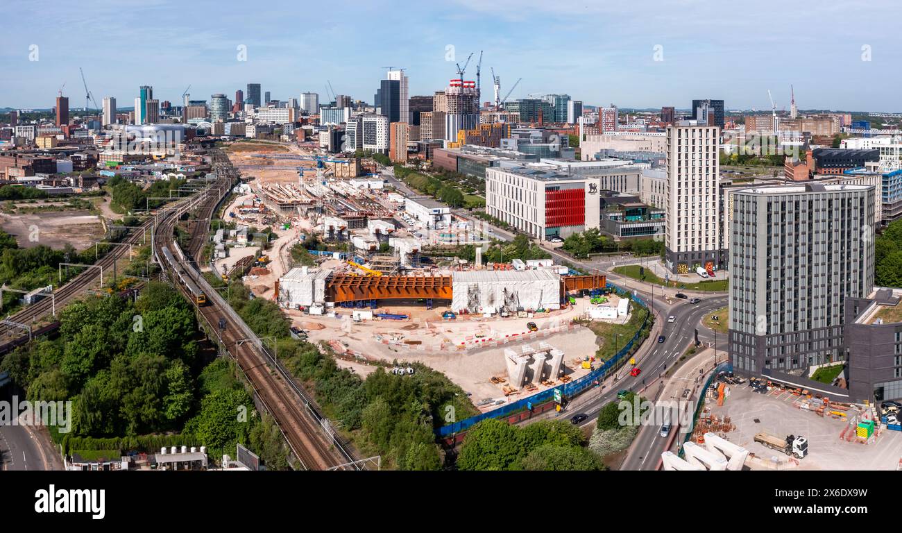 BIRMINGHAM, ROYAUME-UNI - 11 MAI 2024. Une vue panoramique aérienne du paysage urbain de Birmingham avec le site de construction HS2 longeant l'Université b Banque D'Images