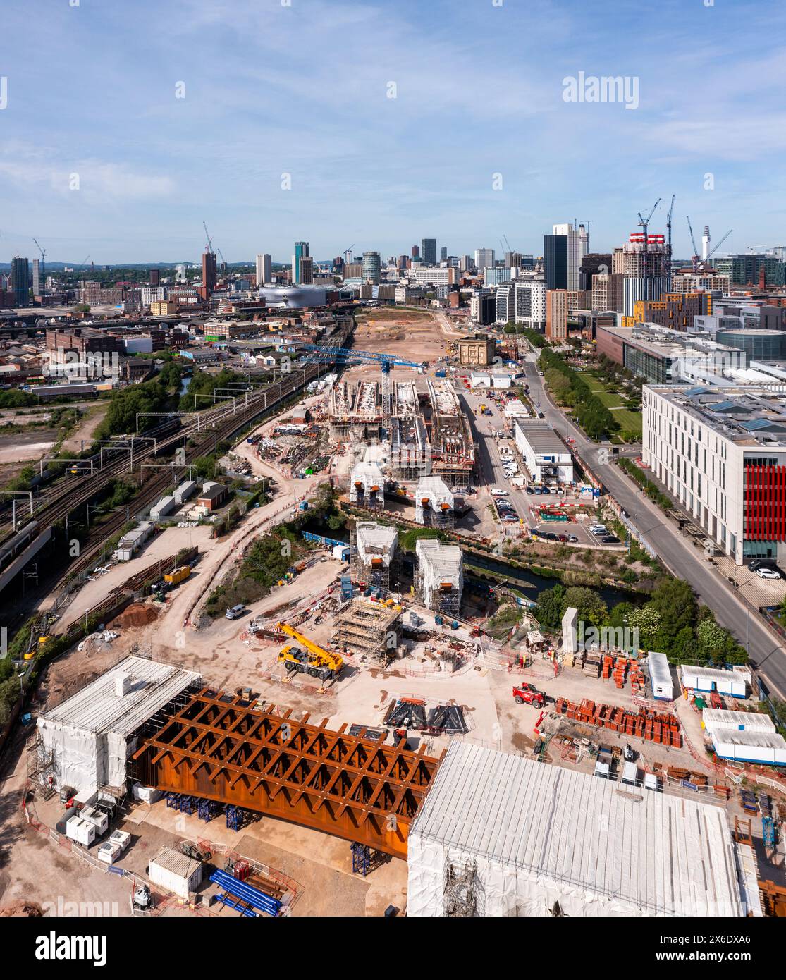 BIRMINGHAM, ROYAUME-UNI - 11 MAI 2024. Une vue aérienne vertorama du paysage urbain de Birmingham avec le site de construction HS2 longeant l'Université b Banque D'Images