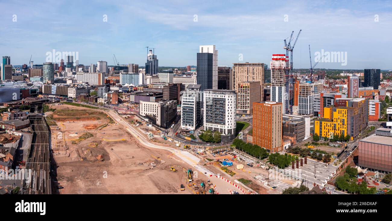 BIRMINGHAM, ROYAUME-UNI - 11 MAI 2024. Une vue panoramique aérienne du quartier de Curzon Street dans le centre-ville de Birmingham avec des appartements-hôtels modernes et un immeuble Banque D'Images