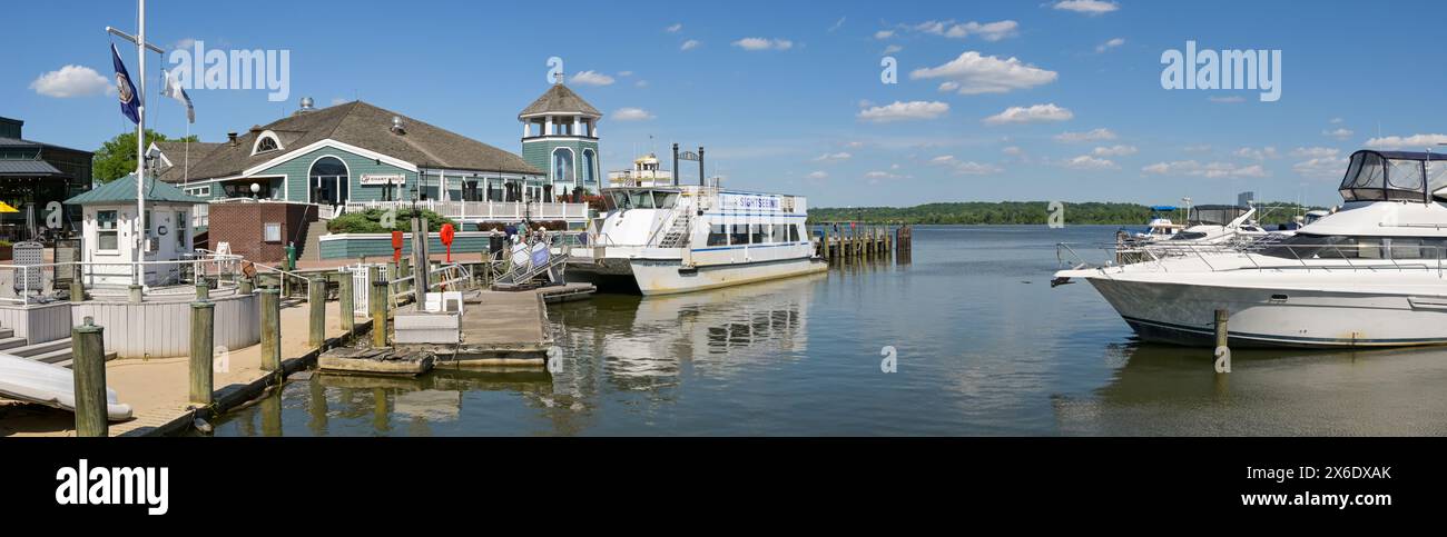 Alexandria, Virginie, États-Unis - 1er mai 2024 : vue panoramique des bateaux amarrés dans le port de la ville d'Alexandrie Banque D'Images