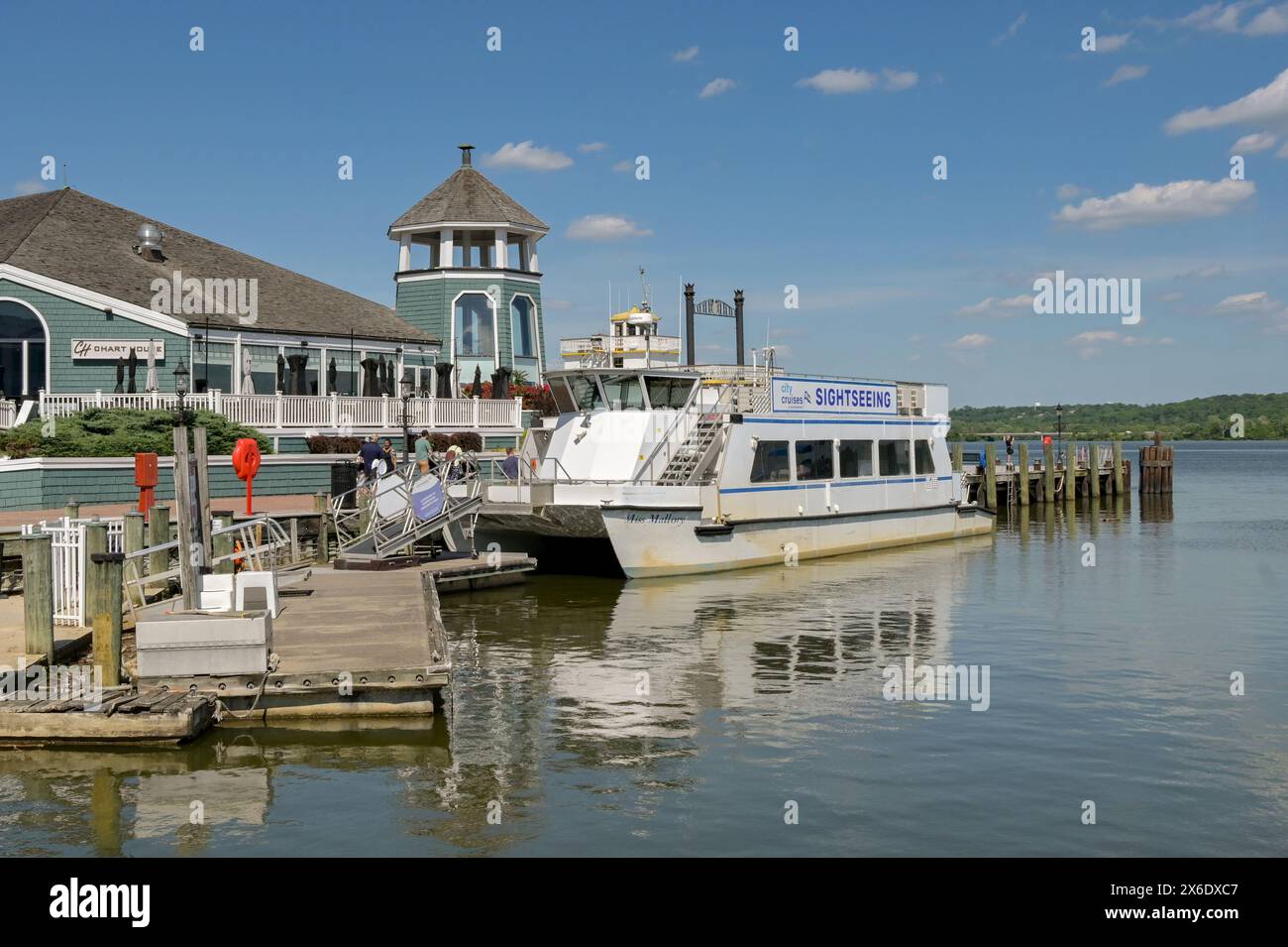 Alexandria, Virginie, États-Unis - 1er mai 2024 : bateau touristique amarré dans le port de la ville d'Alexandrie Banque D'Images