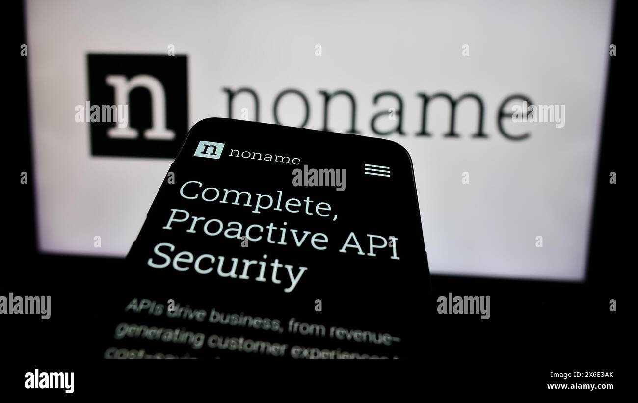 Téléphone portable avec la page Web de la société américaine de cybersécurité Noname Security devant le logo de l'entreprise. Concentrez-vous sur le coin supérieur gauche de l'écran du téléphone. Banque D'Images
