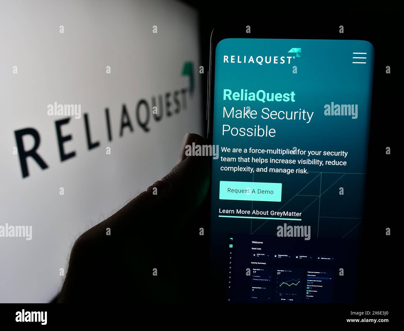 Personne tenant un smartphone avec la page Web de la société américaine de cybersécurité ReliaQuest LLC devant le logo de l'entreprise. Concentrez-vous sur le centre de l'écran du téléphone. Banque D'Images