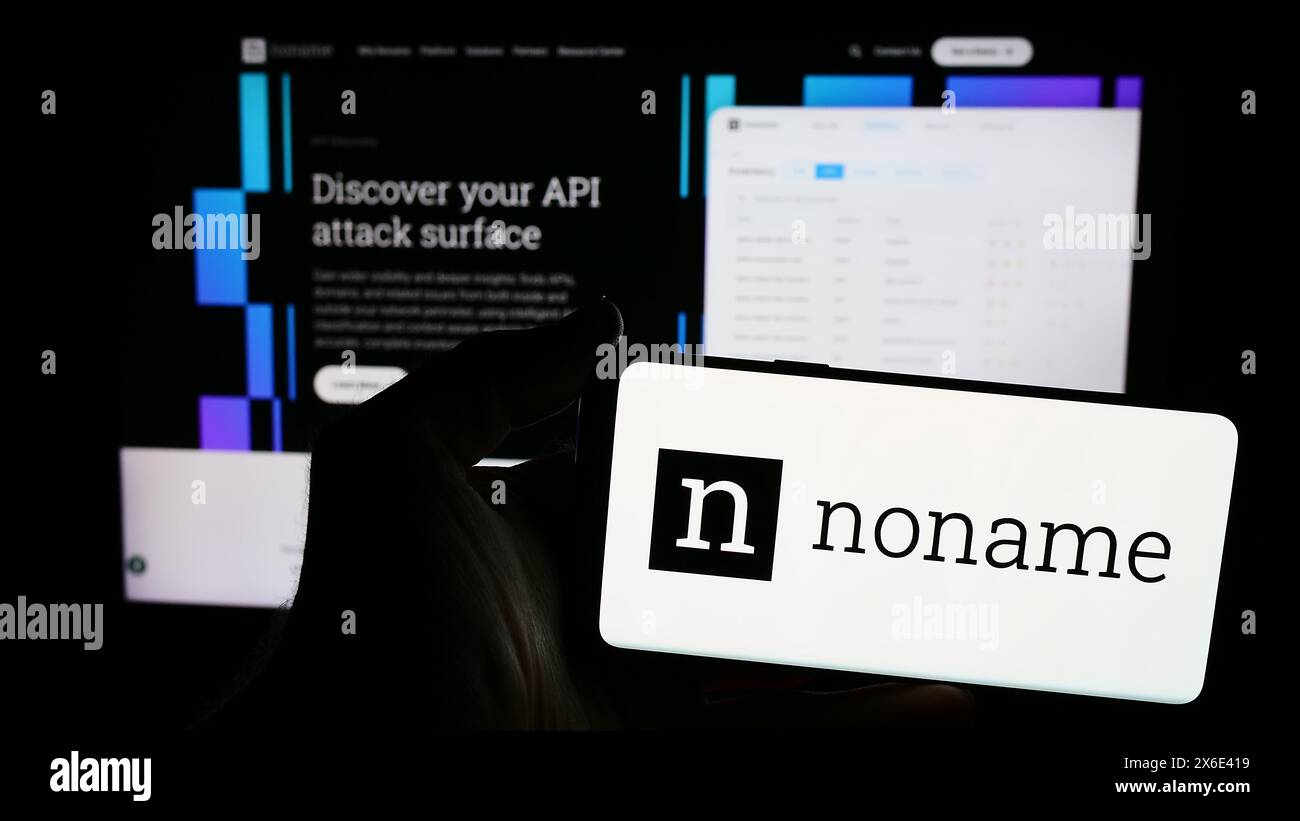 Personne tenant un smartphone avec le logo de la société américaine de cybersécurité Noname Security en face du site Web. Concentrez-vous sur l'affichage du téléphone. Banque D'Images
