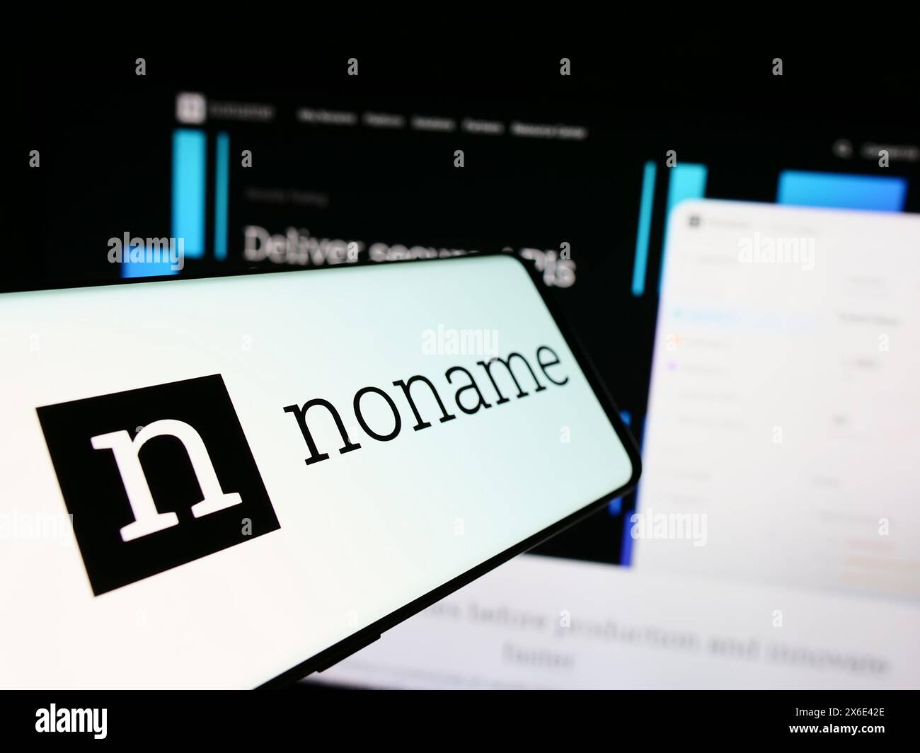 Téléphone portable avec le logo de la société américaine de cybersécurité Noname Security devant le site Web de l'entreprise. Mettez l'accent sur le centre-gauche de l'écran du téléphone. Banque D'Images