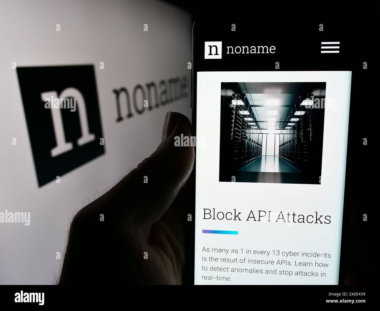 Personne tenant un smartphone avec le site Web de la société américaine de cybersécurité Noname Security devant le logo de l'entreprise. Concentrez-vous sur le centre de l'écran du téléphone. Banque D'Images