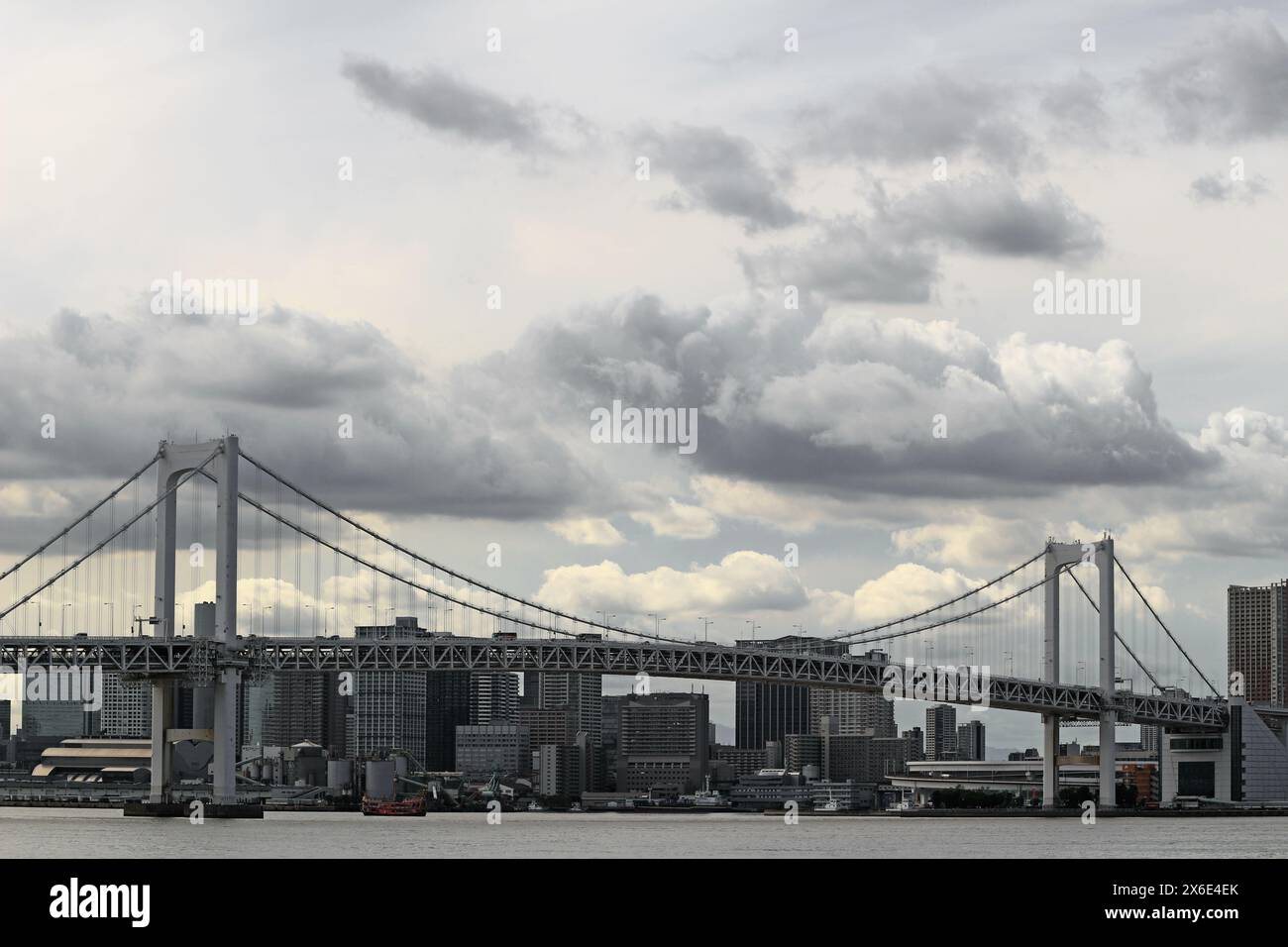 Ciel nuageux et pont arc-en-ciel de la baie de Tokyo Banque D'Images