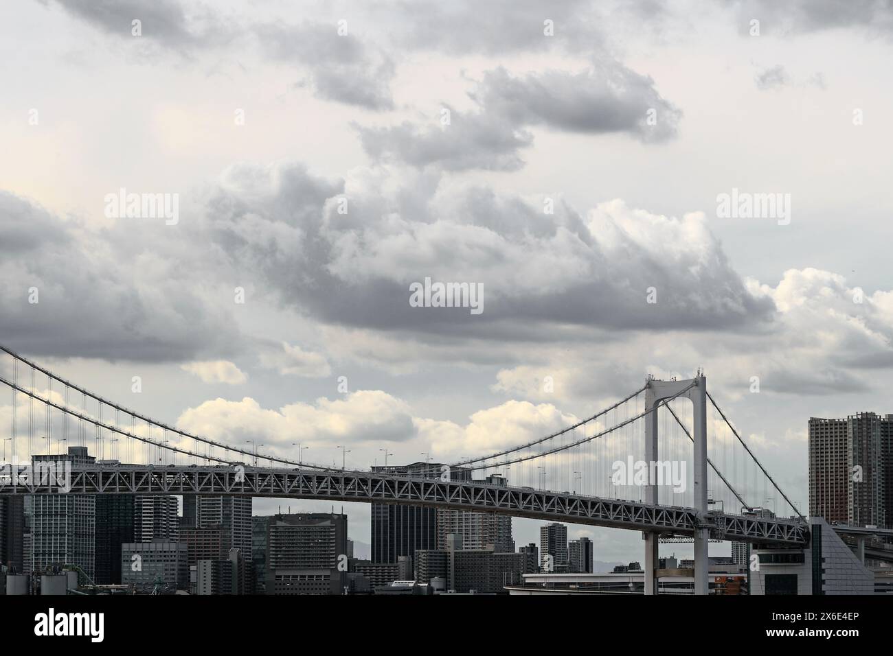 Ciel nuageux et pont arc-en-ciel de la baie de Tokyo Banque D'Images