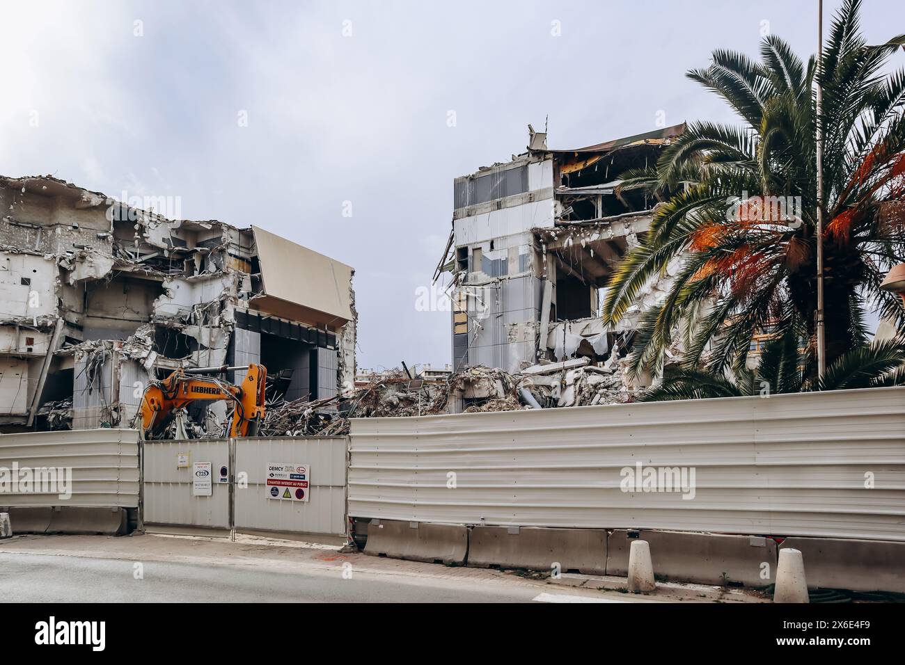 Nice, France - 24 février 2024 : L'ancien bâtiment du Théâtre National de Nice, construit par Yves Bayard, est aujourd'hui démoli. Banque D'Images