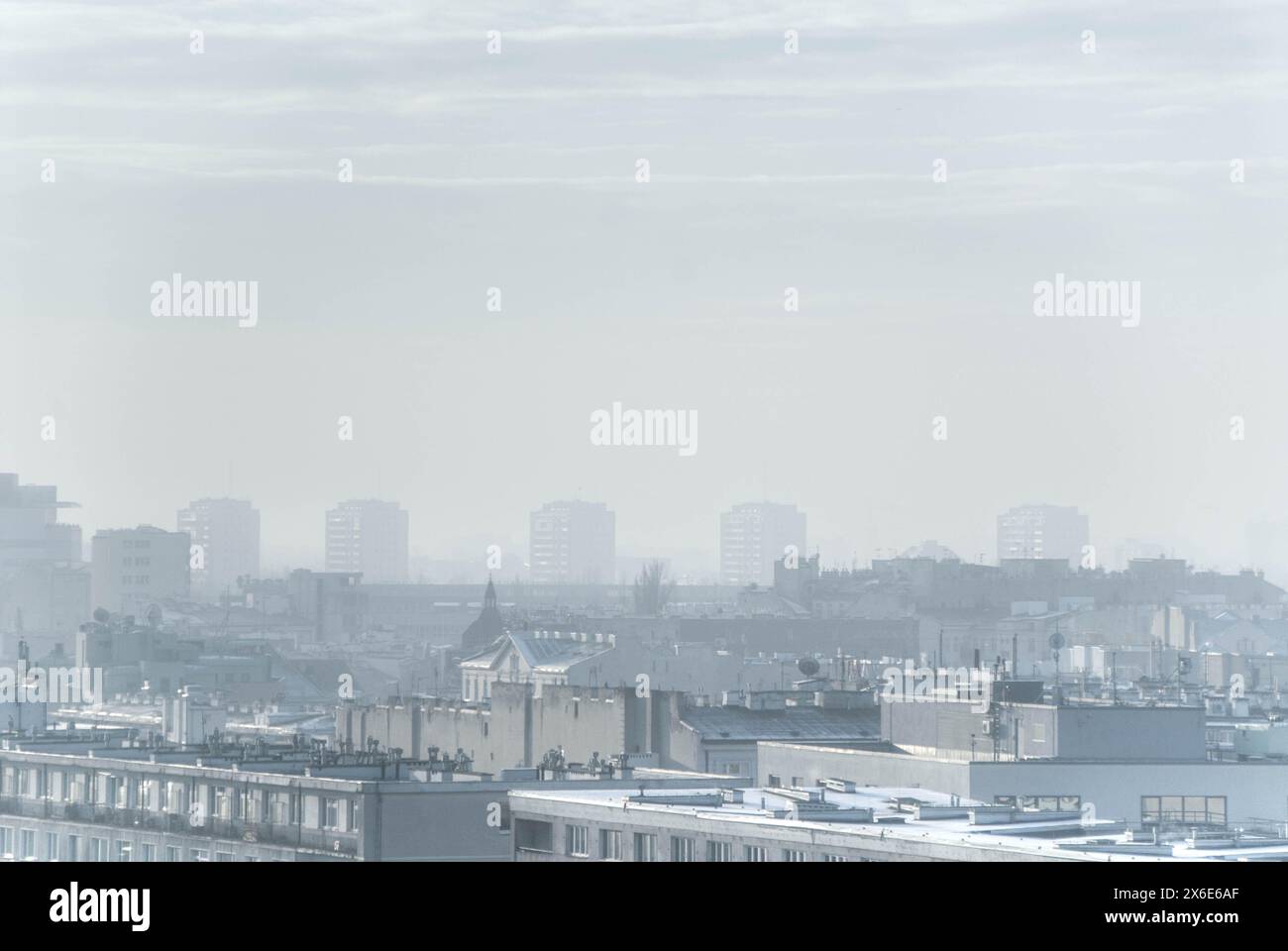 Vue panoramique de la ville de Varsovie, Pologne en Europe de l'est par une froide journée d'hiver. Il y a de la neige et du brouillard qui brouille les quatre tours de l'ère soviétique dans le th Banque D'Images