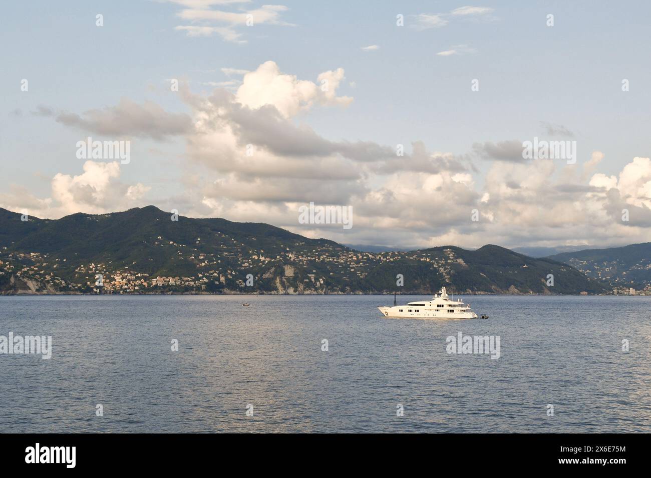 Mega-yacht en mer dans le golfe de Tigullio avec la côte en arrière-plan en été, vue depuis le promontoire de Portofino, Gênes, Ligurie, Italie Banque D'Images