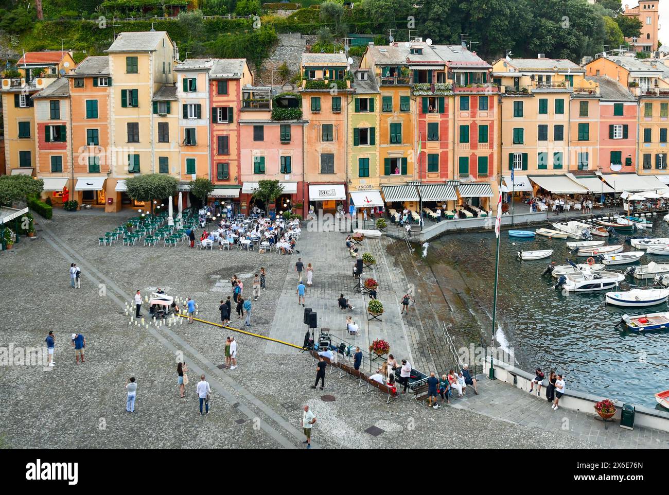 Vue surélevée de la Piazzetta (petite place) pendant la répétition pour le spectacle romantique Piano Solo Dolce Vita en soirée, Portofino, Italie Banque D'Images