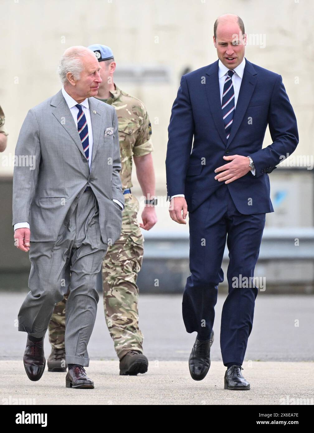 Middle Wallop, Angleterre. ROYAUME-UNI. 13 mai 2024. Le roi Charles III et le prince William, prince de Galles assistent à la passation officielle au cours de laquelle le roi transmet le rôle de colonel en chef du corps d'armée au prince William au Centre d'aviation de l'armée. Crédit : Anwar Hussein/Alamy Live News Banque D'Images