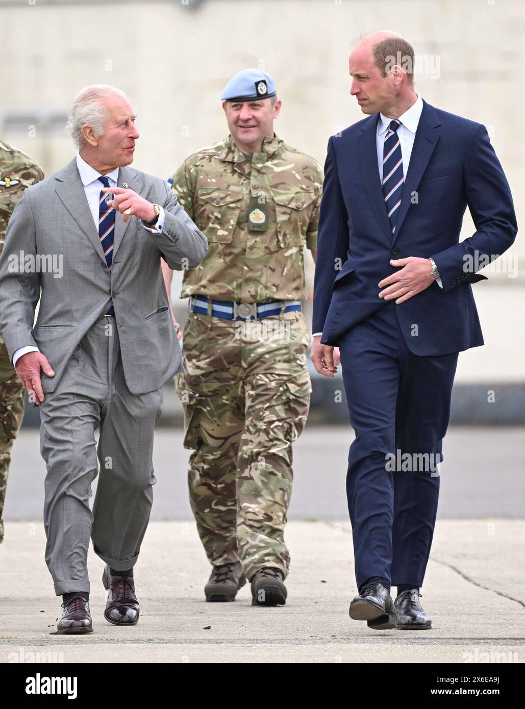 Middle Wallop, Angleterre. ROYAUME-UNI. 13 mai 2024. Le roi Charles III et le prince William, prince de Galles assistent à la passation officielle au cours de laquelle le roi transmet le rôle de colonel en chef du corps d'armée au prince William au Centre d'aviation de l'armée. Crédit : Anwar Hussein/Alamy Live News Banque D'Images