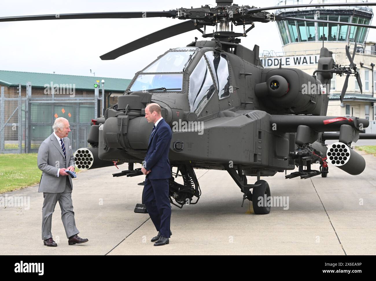 Middle Wallop, Angleterre. ROYAUME-UNI. 13 mai 2024. Le roi Charles III et le prince William, prince de Galles, se tiennent devant un hélicoptère Apache lors de la passation officielle au cours de laquelle le roi transmet le rôle de colonel en chef du corps d'armée au prince William au Centre d'aviation de l'armée. Crédit : Anwar Hussein/Alamy Live News Banque D'Images