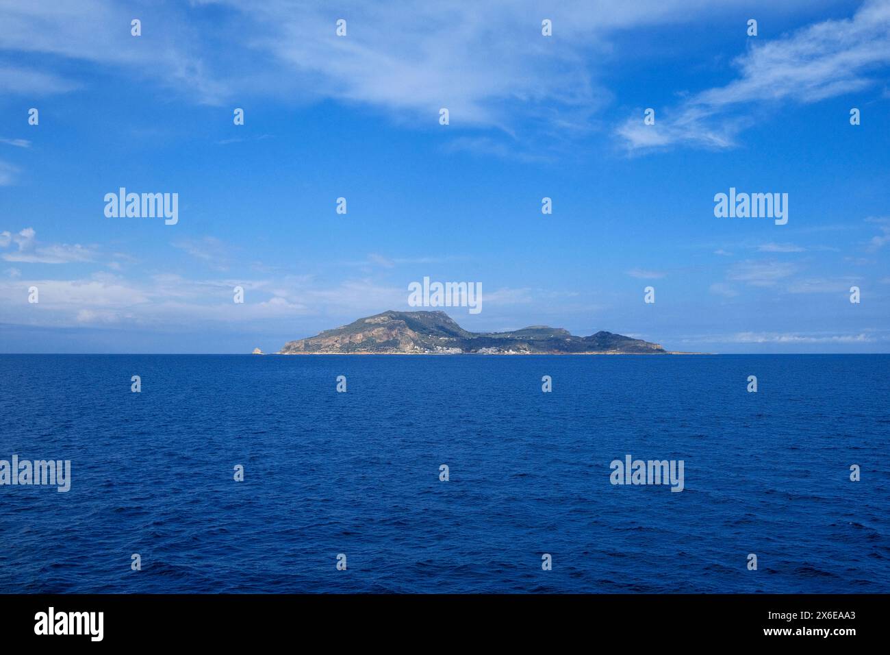 Italie, sicile, mer méditerranée, archipel d'Egadi, île de levanzo (province de Trapani) ; vue sur la côte rocheuse de l'île Banque D'Images