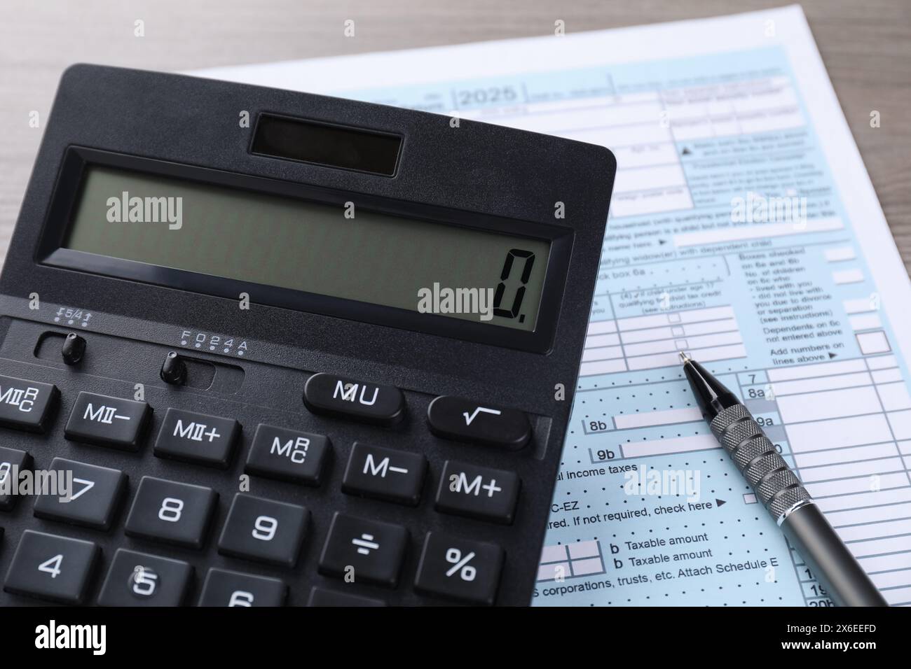 Comptabilité fiscale. Calculatrice, document et stylo sur la table, gros plan Banque D'Images