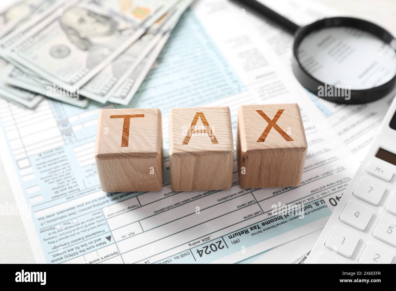 Cubes en bois avec le mot taxe sur les documents, gros plan Banque D'Images