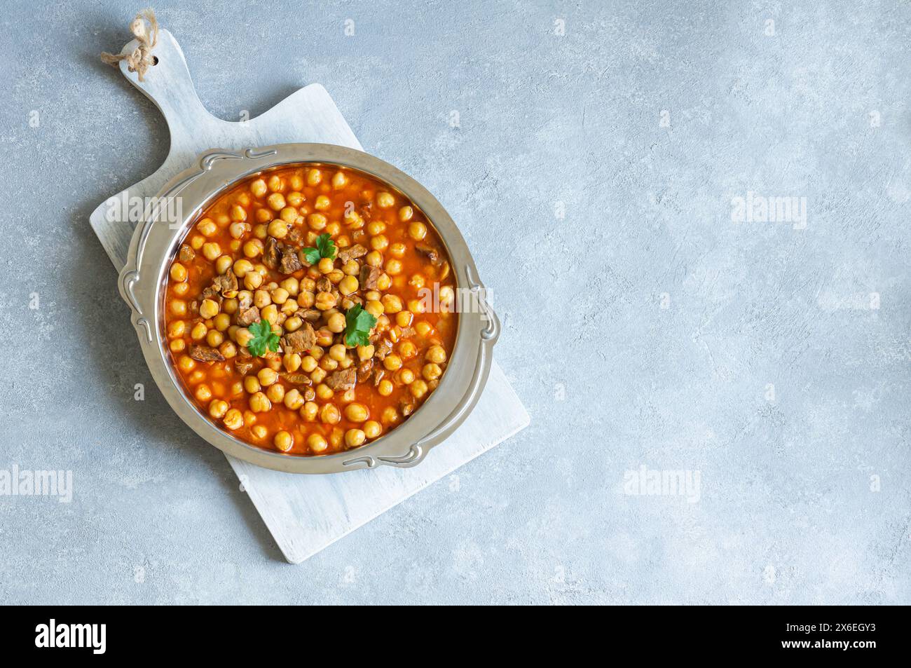 Délicieux plat traditionnel turc de pois chiches avec de la viande dans une assiette en métal, repas turc Banque D'Images