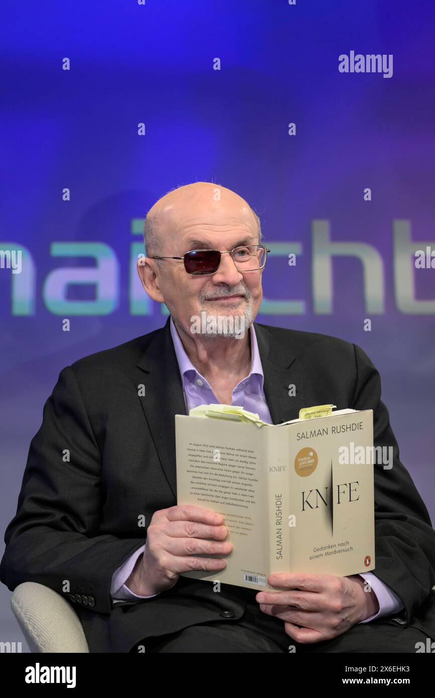 Sir Ahmed Salman Rushdie CH, indisch-britischer Schriftsteller, mit seinem Buch Knife, Gedanken nach einem Mordversuch, zu Gast BEI - maischberger, Polittalk, TV, format, mit Moderatorin - Sandra Maischberger, Das Erste, 14.05. 2024, *** Sir Ahmed Salman Rushdie CH, écrivain indien britannique, avec son livre Knife, pensées après une tentative de meurtre, en tant qu'invité sur maischberger, Polittalk, TV, format, avec la présentatrice Sandra Maischberger, Das Erste, 14 05 2024, Copyright : HMBxMedia/UwexKoch Banque D'Images