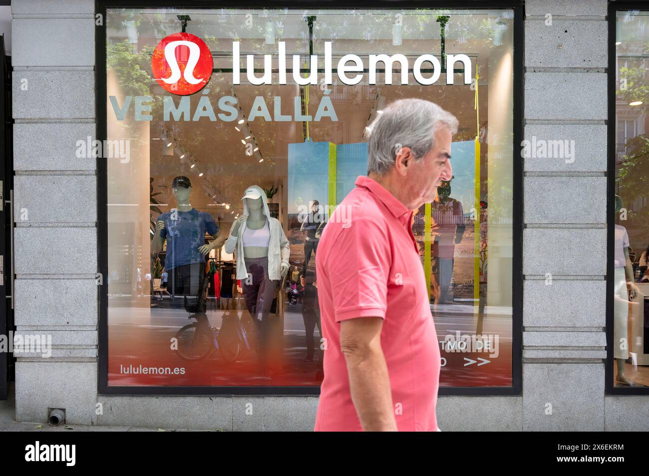 Un piéton passe devant le magasin de vêtements de sport canadien, Lululemon, en Espagne. Banque D'Images