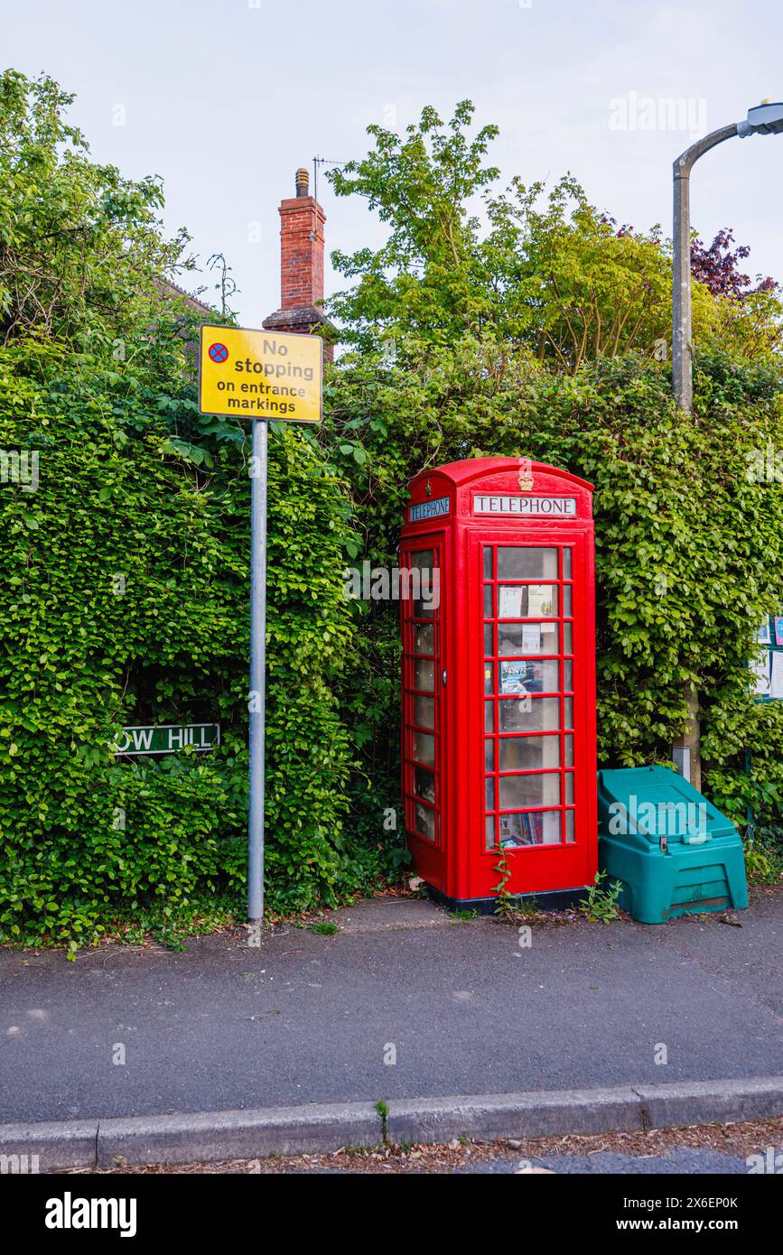 Une boîte téléphonique rouge traditionnelle désutilisée pour la téléphonie maintenant utilisée comme bibliothèque à Callow End, un village du district de Malvern Hills, Worcestershire, en Angleterre Banque D'Images
