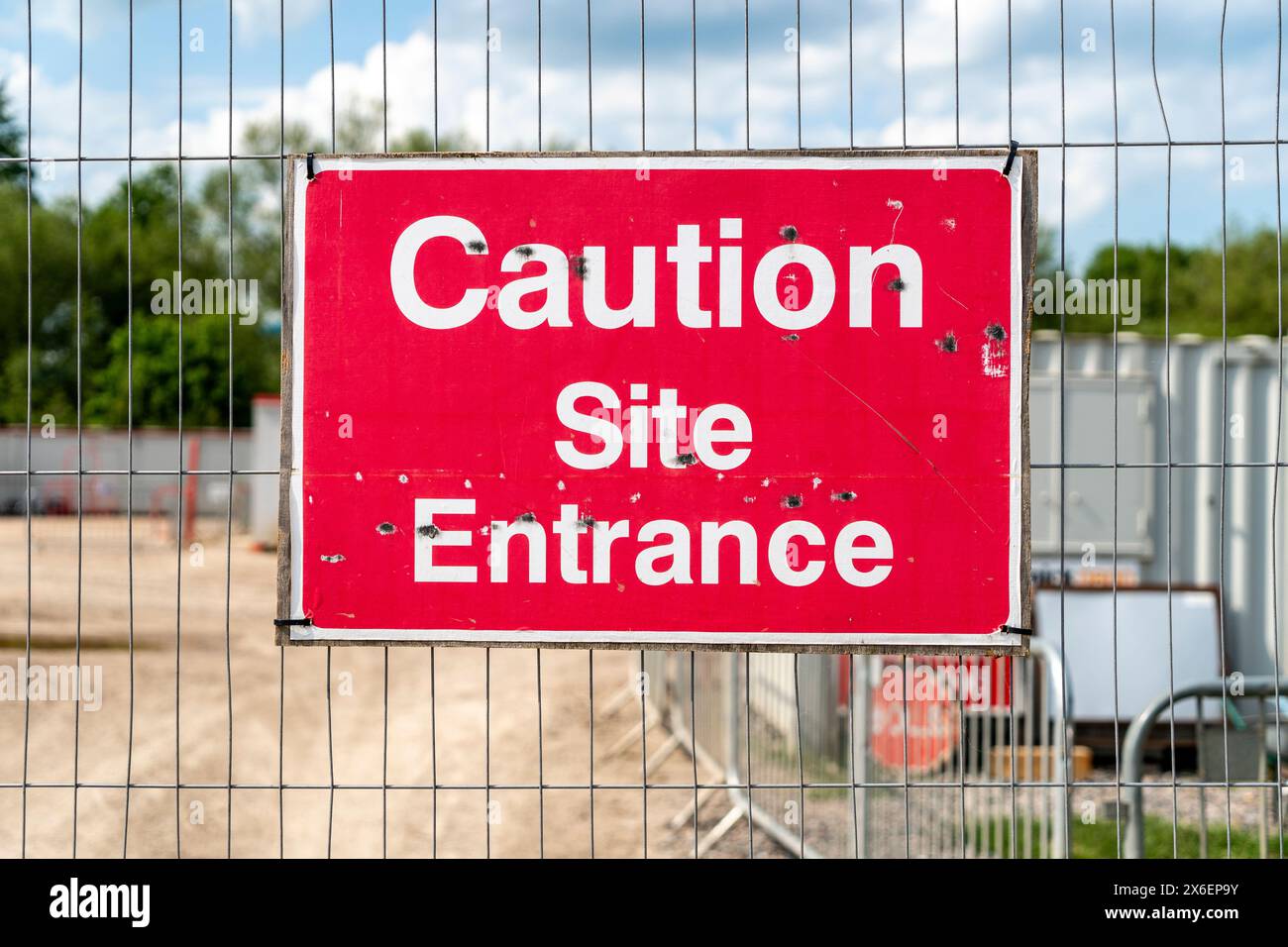 Panneau rouge d'entrée du site d'avertissement sur la clôture métallique Banque D'Images