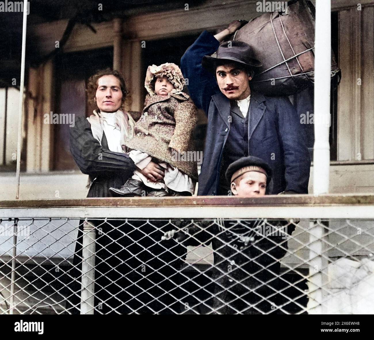 Famille d'immigrants italiens sur le ferry, quittant Ellis Island, New York City, New York, USA, Lewis Wickes Hine, 1905 (colorisé) Banque D'Images