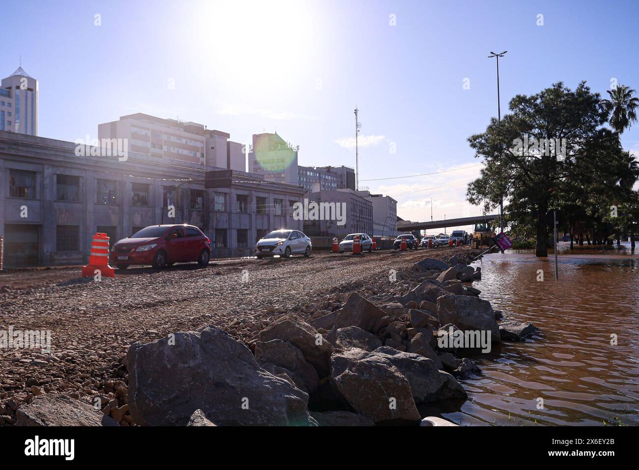 Porto Alegre, Brésil. 14 mai 2024. L’un des principaux points d’accès à la ville de Porto Alegre, Avenida Castelo Branco, reste sous l’eau, mais a reçu un couloir humanitaire construit à la hâte pour ravitailler la ville, ce mardi (14/07/2024). Une série de fortes pluies provoquées par un événement météorologique extrême a frappé l'État du Rio Grande do Sul, provoquant des inondations et des inondations, laissant des sans-abri et des morts dans différentes villes, plaçant toute la région dans un état de calamité publique. PHOTO : Maxi Franzoi/AGIF (photo : Maxi Franzoi/AGIF/SIPA USA) crédit : Sipa USA/Alamy Live News Banque D'Images